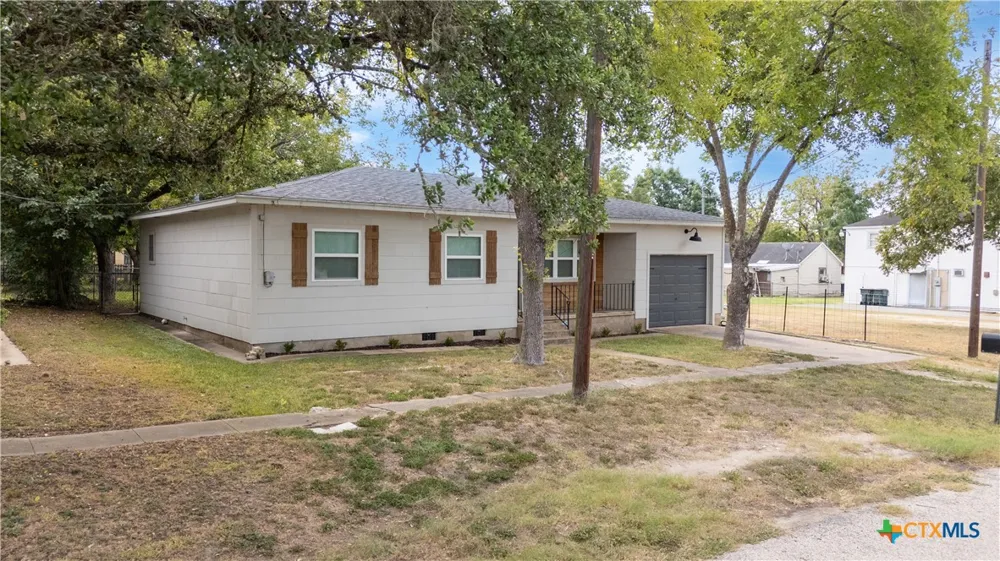 504 Arnim Moulton, TX 77975
