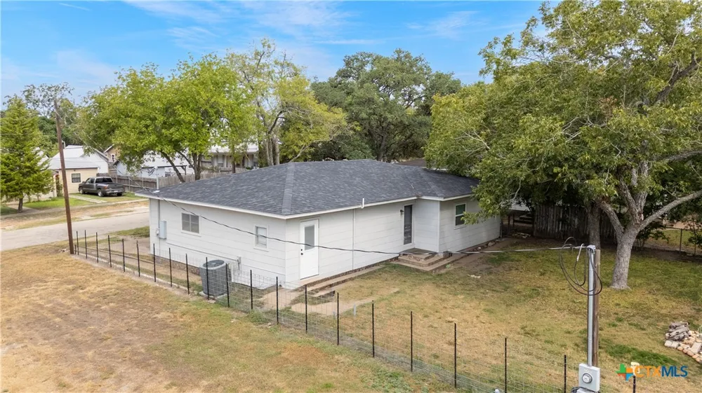 504 Arnim Moulton, TX 77975