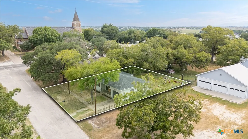 504 Arnim Moulton, TX 77975