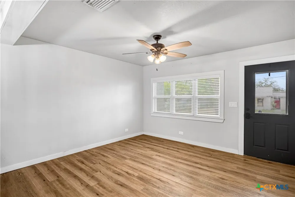 504 Arnim Moulton, TX 77975