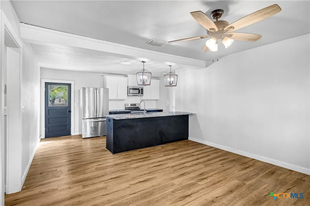 504 Arnim Moulton, TX 77975