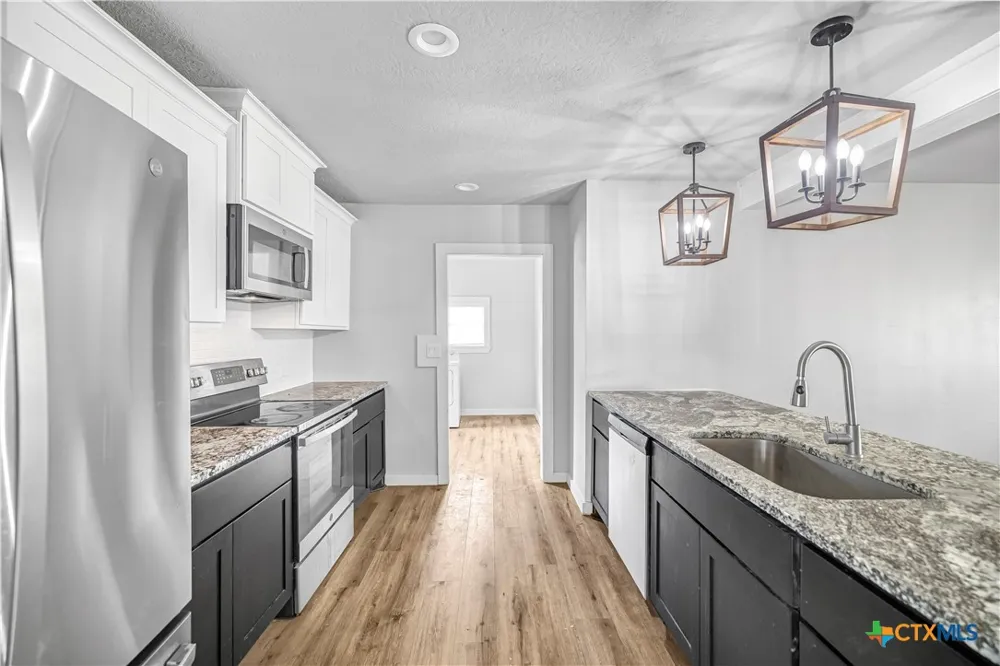 504 Arnim Moulton, TX 77975