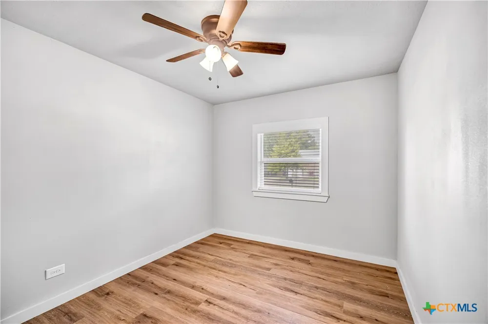 504 Arnim Moulton, TX 77975