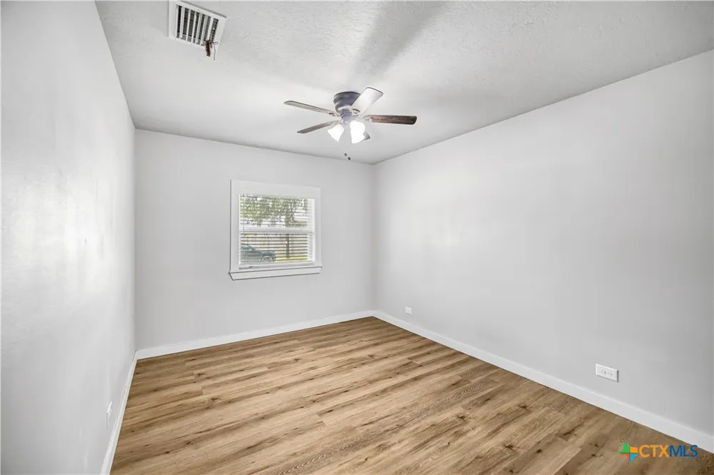 504 Arnim Moulton, TX 77975