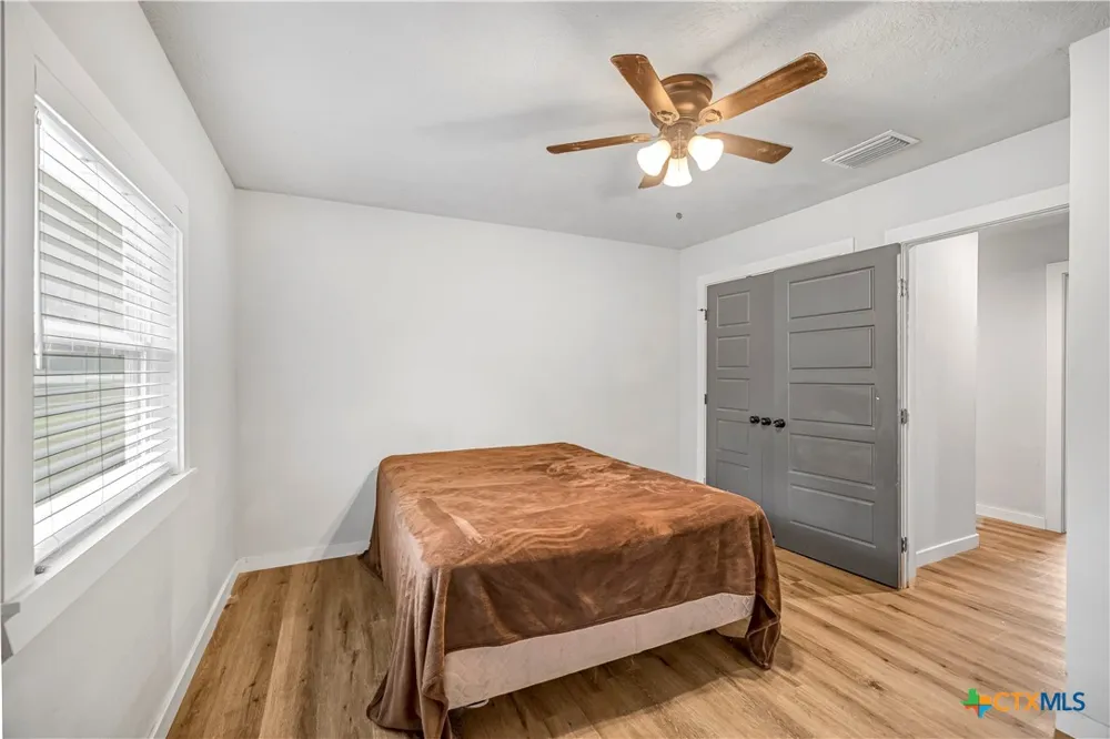 504 Arnim Moulton, TX 77975