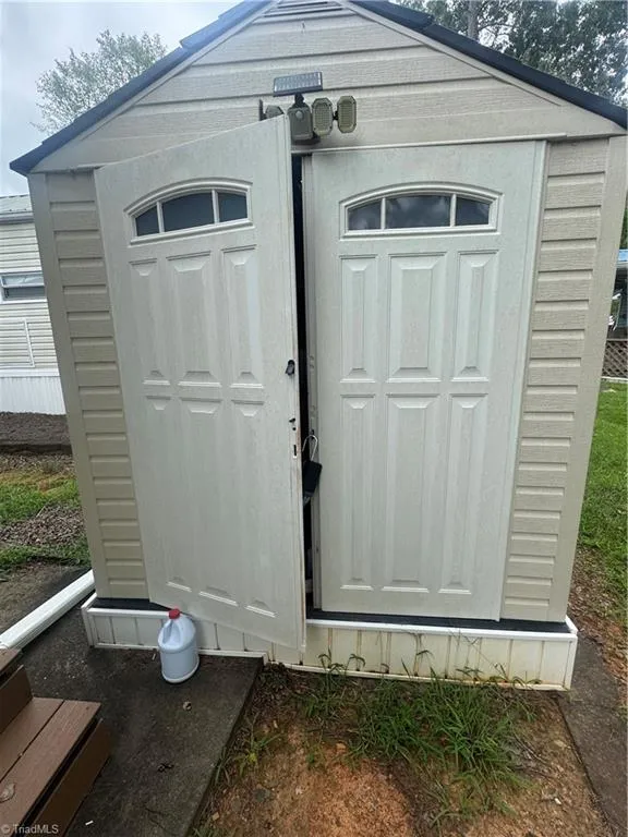 111 Club house Drive New London, NC 28127