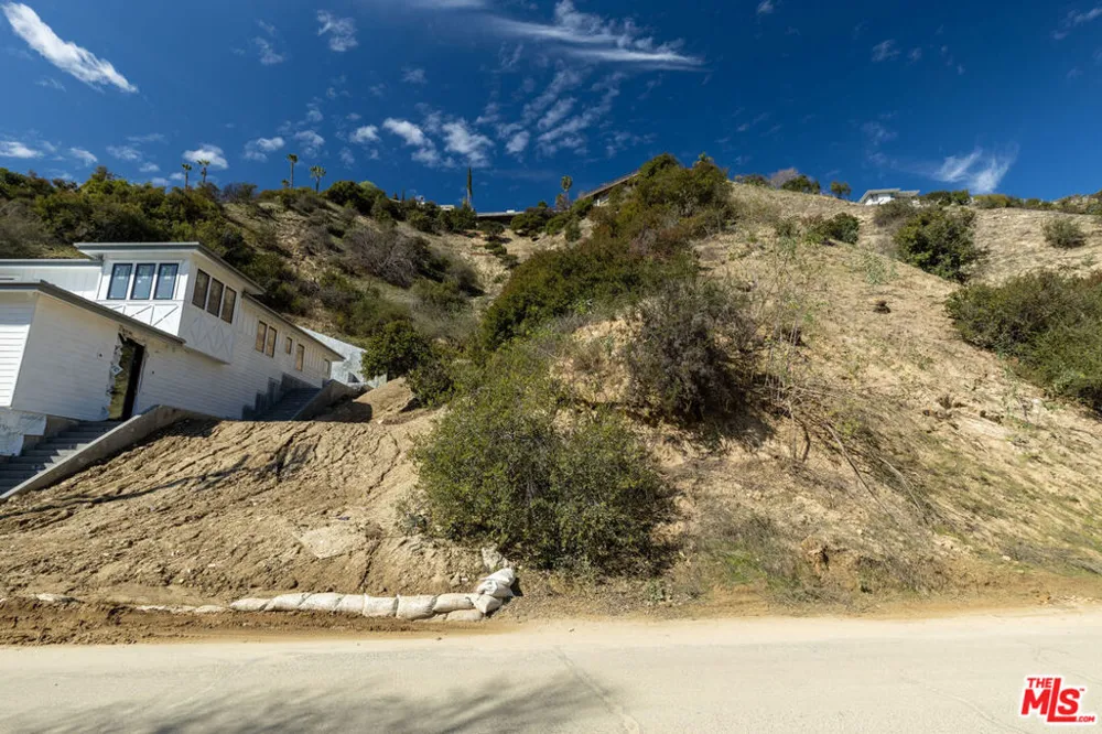 3573 Camino De La Cumbre Sherman Oaks, CA 91423