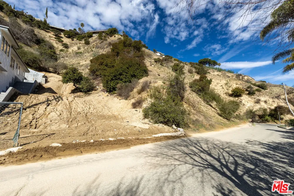 3573 Camino De La Cumbre Sherman Oaks, CA 91423