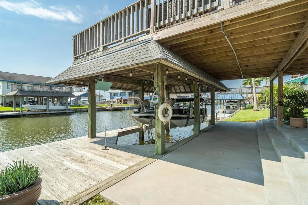 276 Barracuda Street Bayou Vista, TX 77563