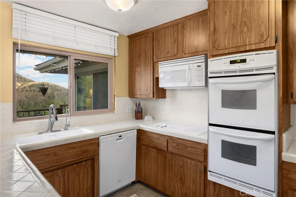 5495 Summit Drive Wrightwood, CA 92397