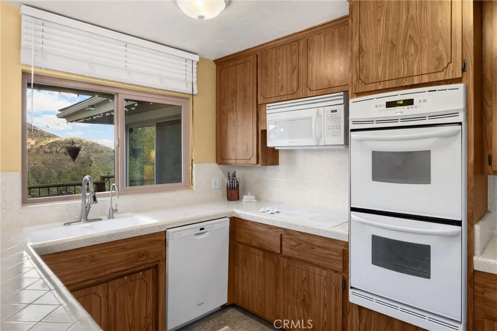 5495 Summit Drive Wrightwood, CA 92397