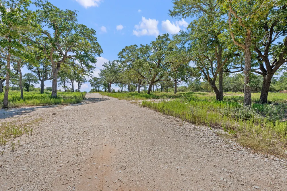 1385 Pettytown Road Dale, TX 78616