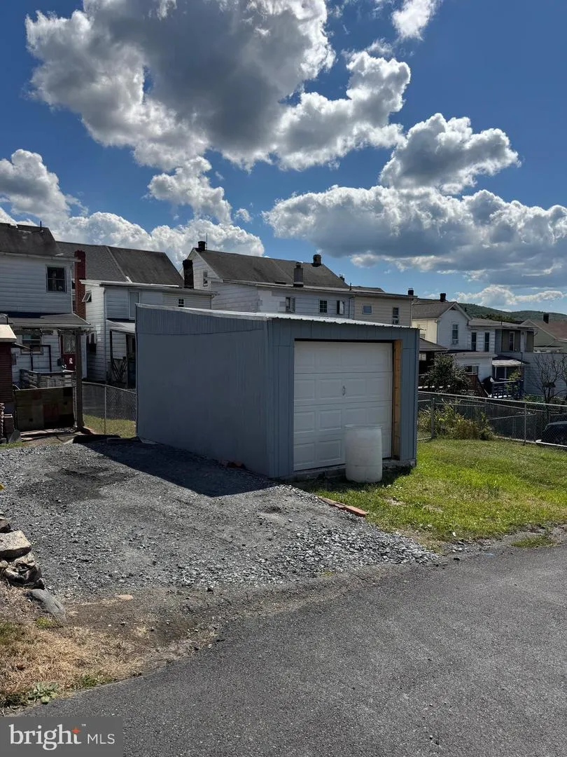 413 E UNION STREET Tamaqua, PA 18252