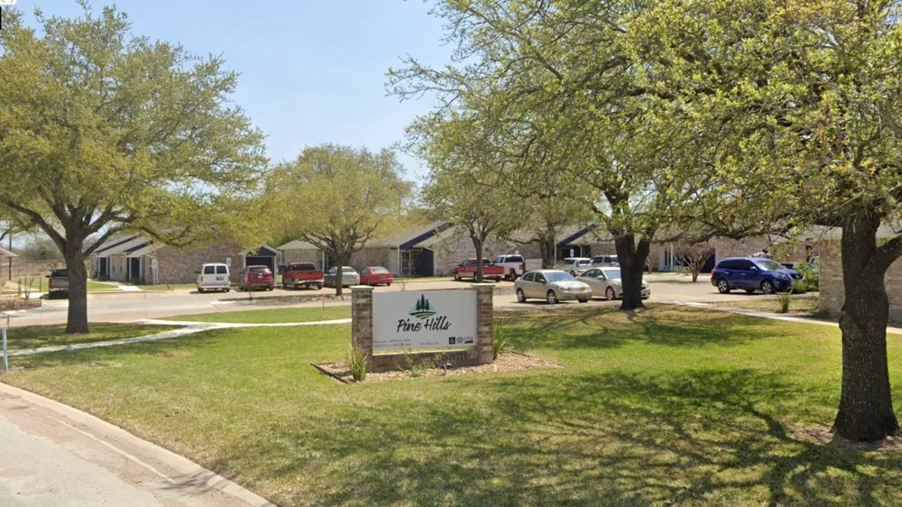 112 Dixon Dr Devine, TX 78016