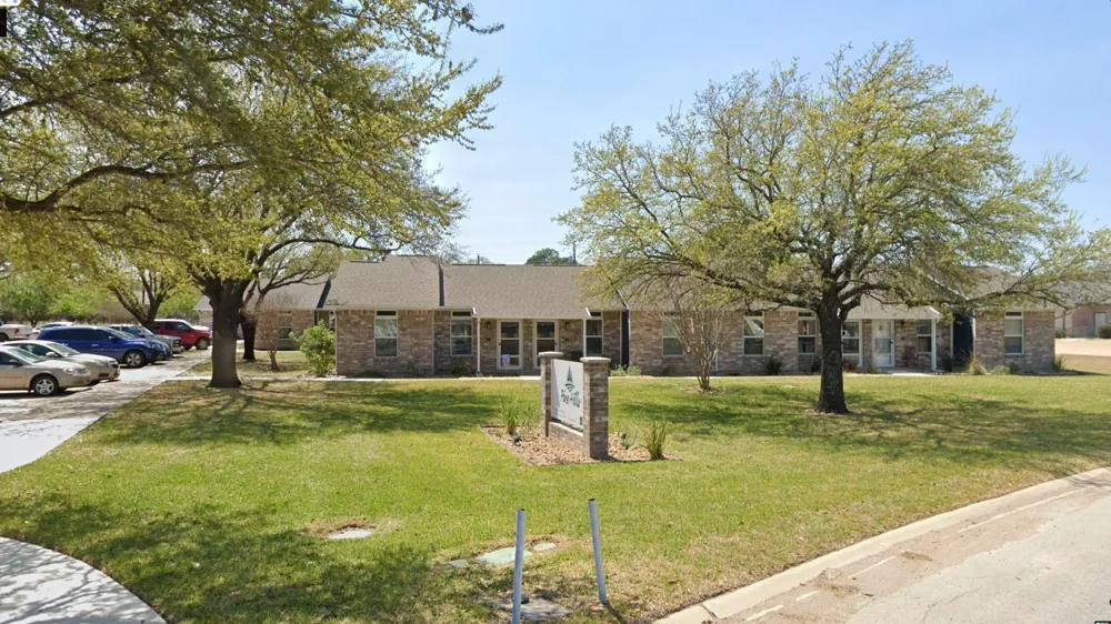 112 Dixon Dr Devine, TX 78016