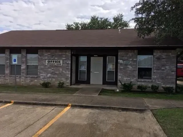 112 Dixon Dr Devine, TX 78016
