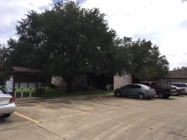 112 Dixon Dr Devine, TX 78016