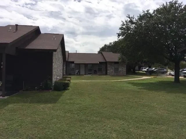 112 Dixon Dr Devine, TX 78016
