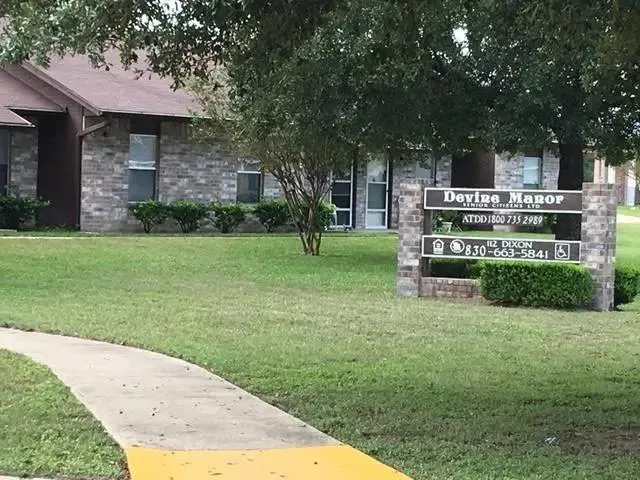 112 Dixon Dr Devine, TX 78016