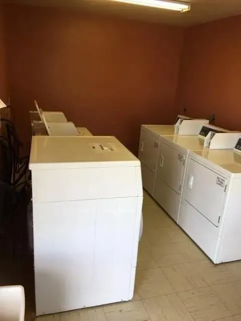 112 Dixon Dr Devine, TX 78016