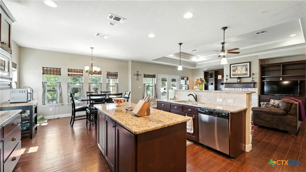 121 Carrizo Ridge Floresville, TX 78114