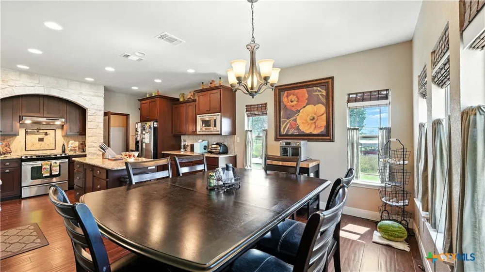 121 Carrizo Ridge Floresville, TX 78114