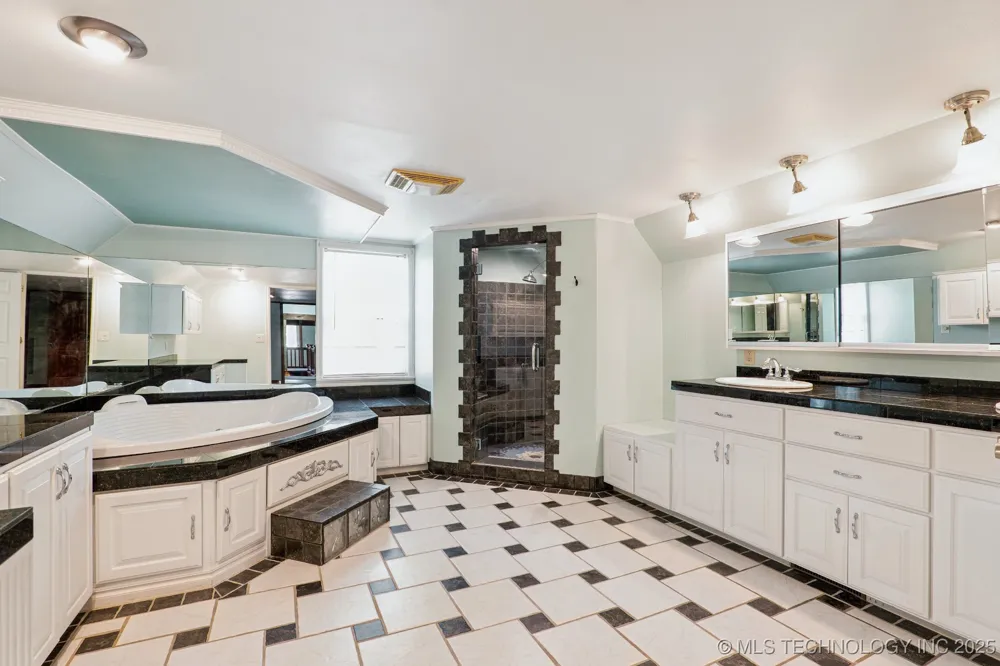 509 W 5th Street Grove, OK 74344