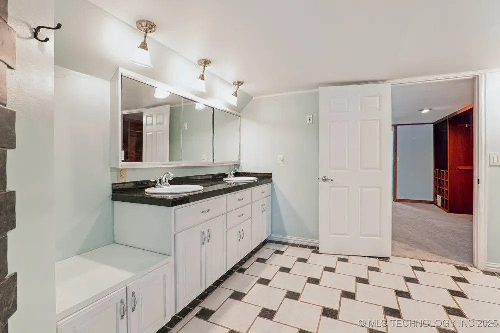 509 W 5th Street Grove, OK 74344