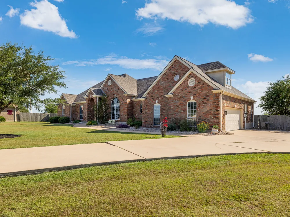 155 Comanche Circle Hutto, TX 78634