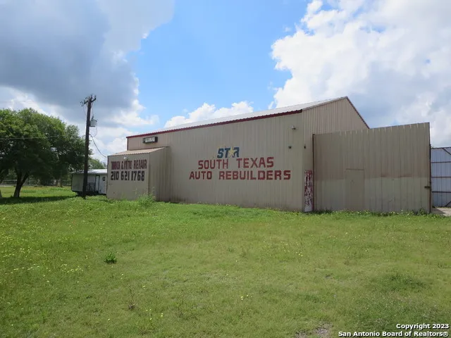 4615 S FLORES RD Elmendorf, TX 78112
