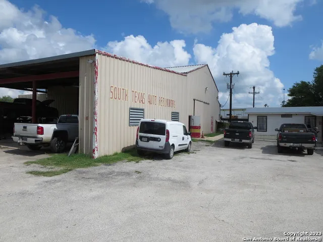 4615 S FLORES RD Elmendorf, TX 78112