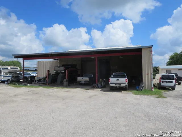 4615 S FLORES RD Elmendorf, TX 78112