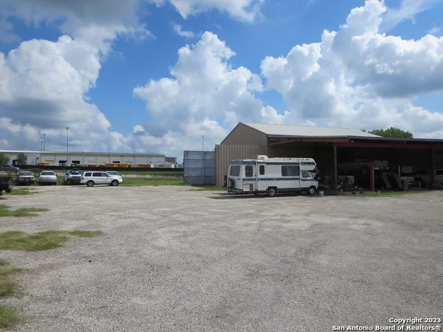 4615 S FLORES RD Elmendorf, TX 78112
