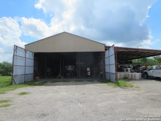 4615 S FLORES RD Elmendorf, TX 78112