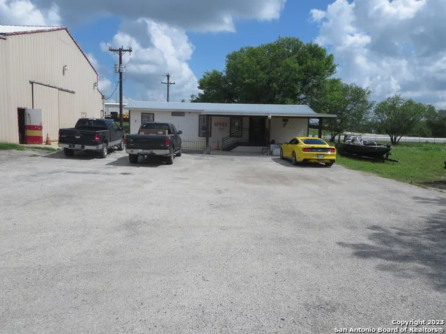 4615 S FLORES RD Elmendorf, TX 78112