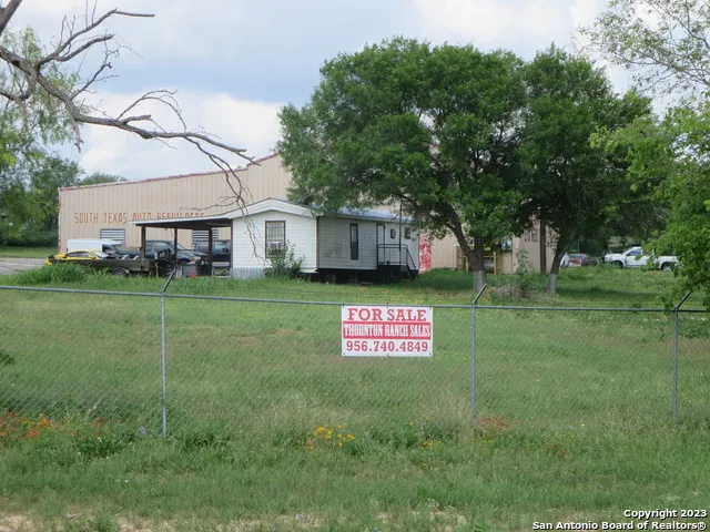 4615 S FLORES RD Elmendorf, TX 78112