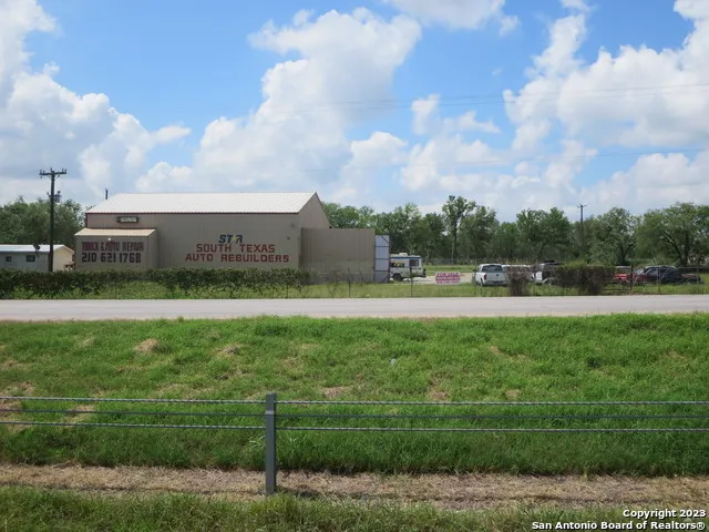4615 S FLORES RD Elmendorf, TX 78112