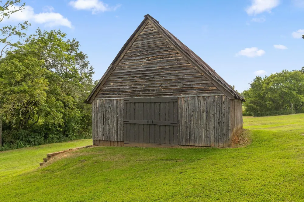 1020 Thomas Road Benton, TN 37307
