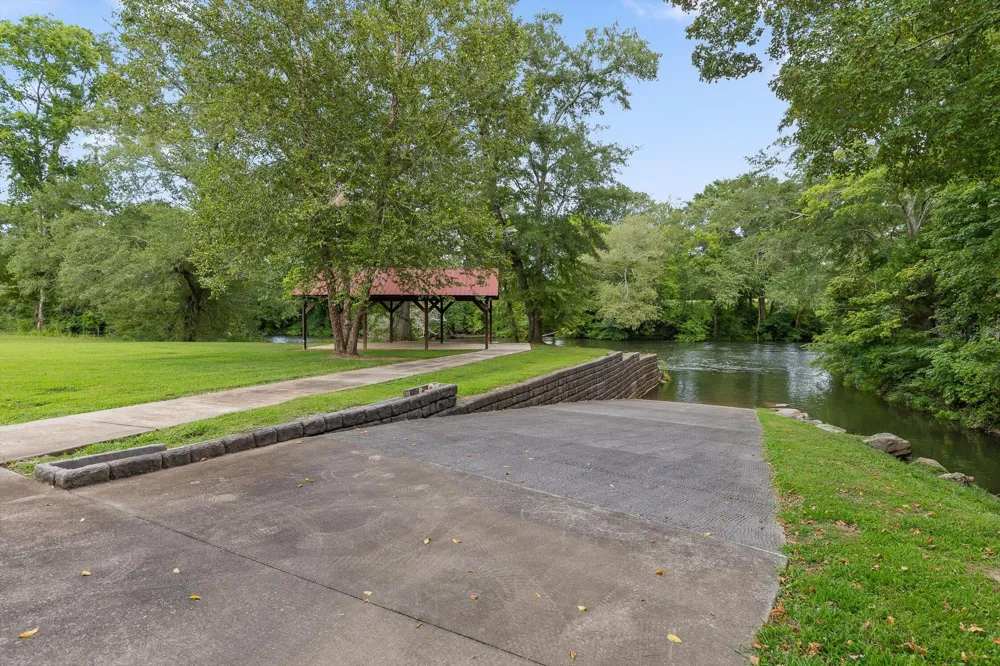 1020 Thomas Road Benton, TN 37307