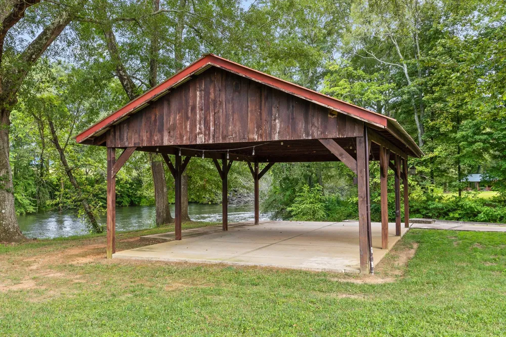 1020 Thomas Road Benton, TN 37307