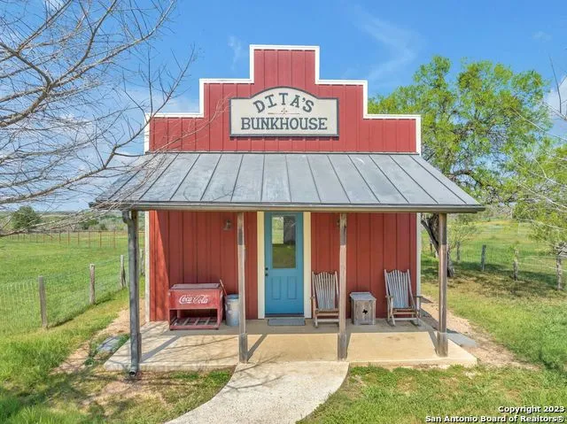 16547 E GABLE RD St Hedwig, TX 78152
