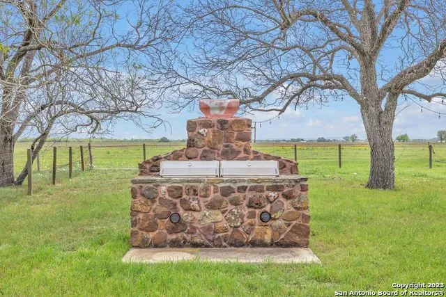 16547 E GABLE RD St Hedwig, TX 78152