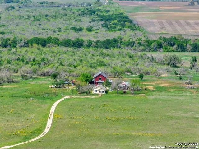 16547 E GABLE RD St Hedwig, TX 78152