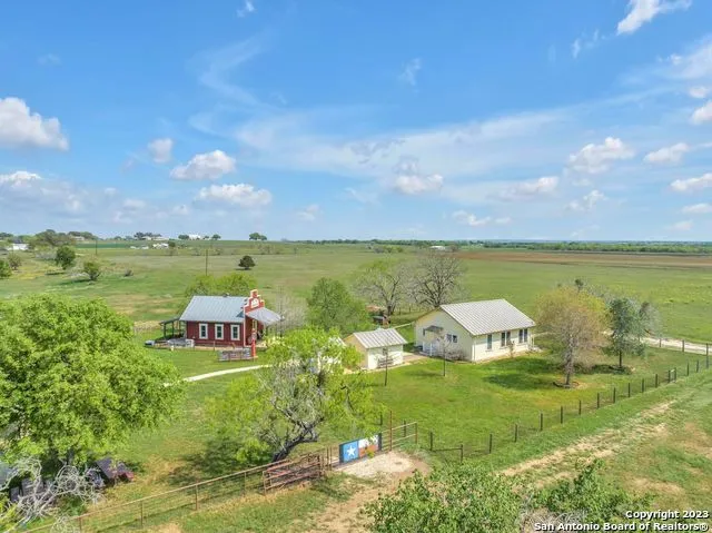 16547 E GABLE RD St Hedwig, TX 78152