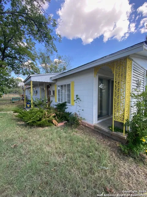 516 W Dunlap Sabinal, TX 78881