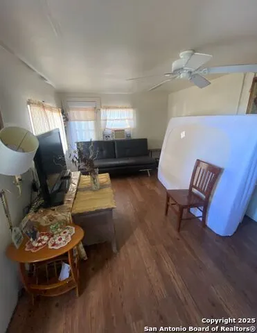 516 W Dunlap Sabinal, TX 78881