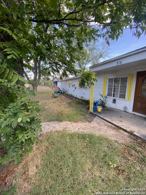 516 W Dunlap Sabinal, TX 78881