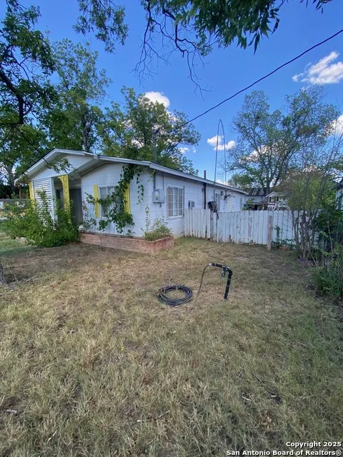 516 W Dunlap Sabinal, TX 78881