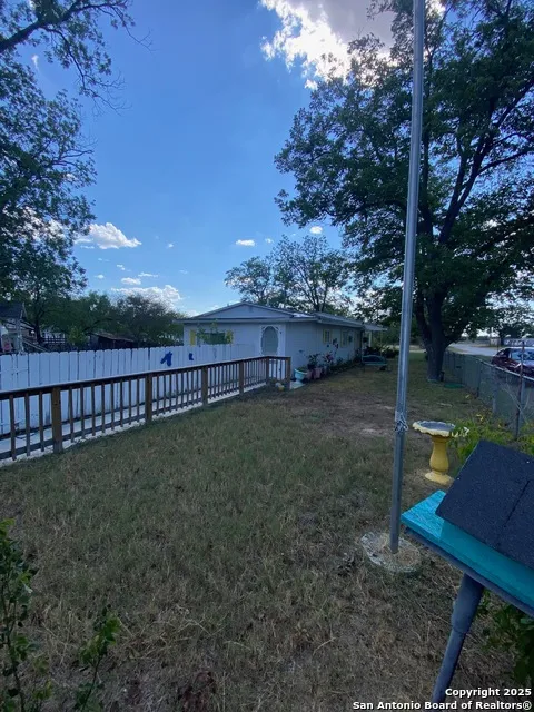 516 W Dunlap Sabinal, TX 78881