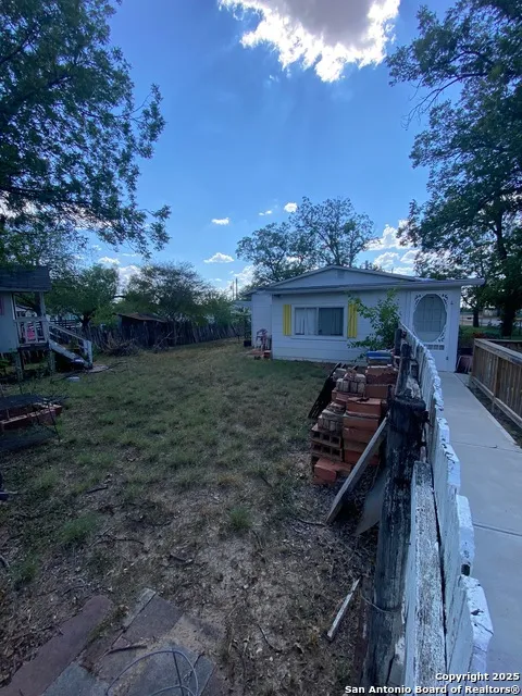 516 W Dunlap Sabinal, TX 78881